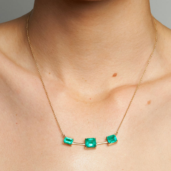 Maria Jose Jewelry 5.54 Carat Colombian Emerald Necklace Detail View