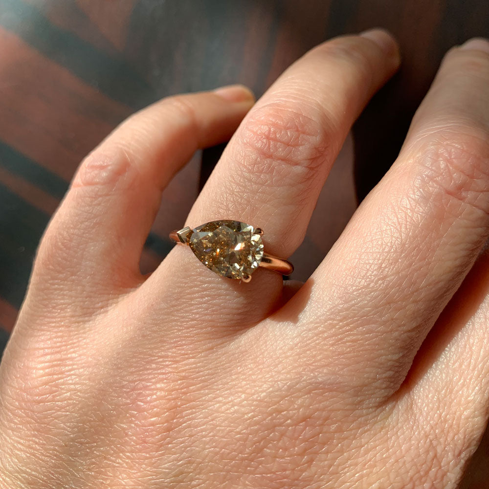 geur Interactie Wijde selectie Champagne Diamond Pear Shape Ring with 2.79 Carats in 18kt Rose Gold –  María José Jewelry